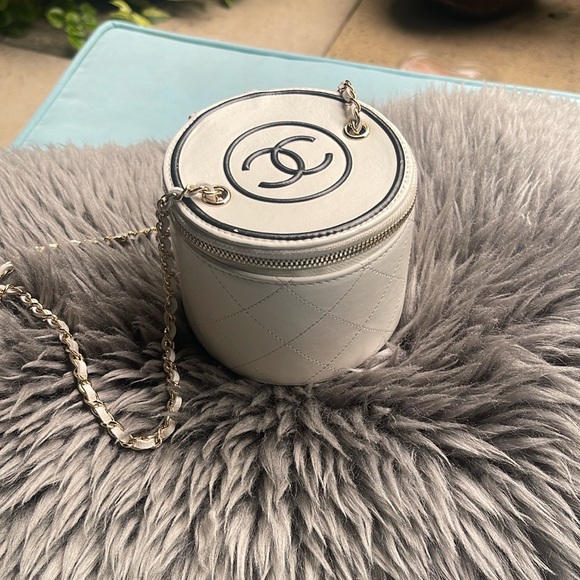 Chanel 4” vanity bag gently used - Picture 1 of 8